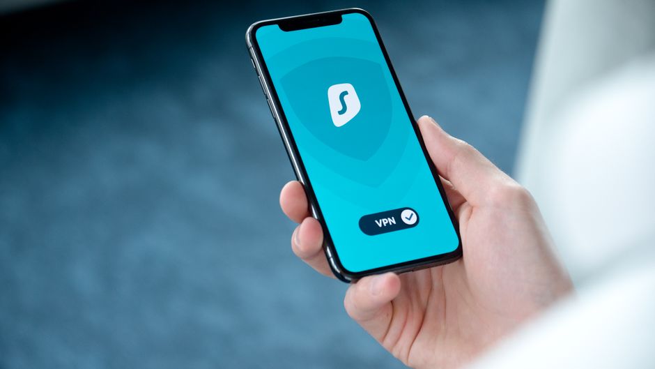 Ruka drži pametni telefon s prikazanom VPN aplikacijom za sigurno pregledavanje interneta