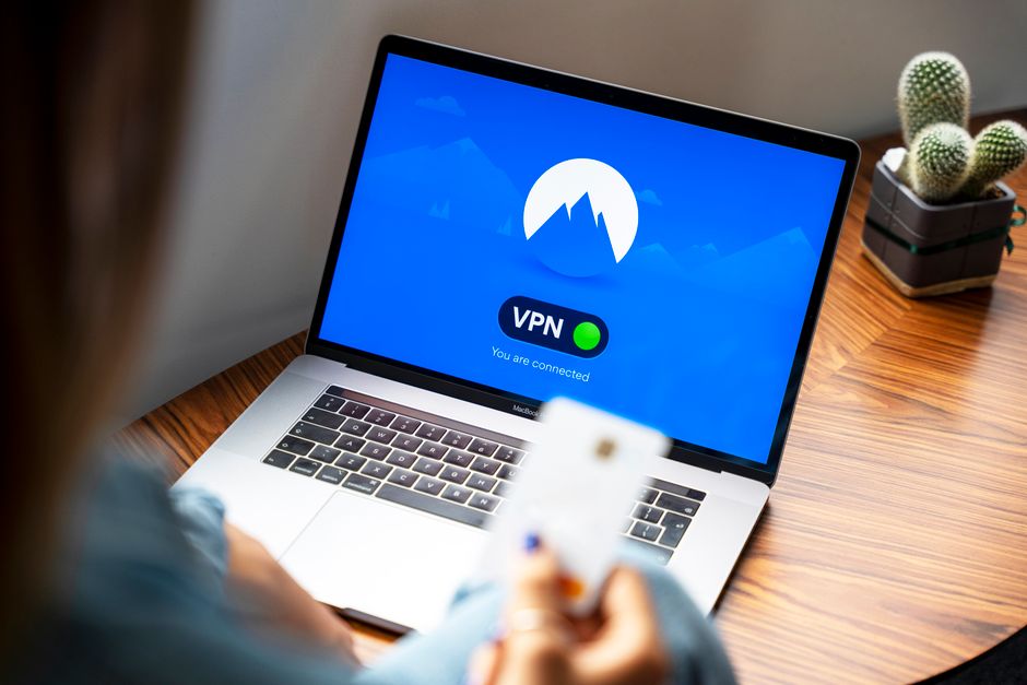 Korisnik pregledava sigurnosne postavke web stranice na laptopu u modernom uredskom prostoru