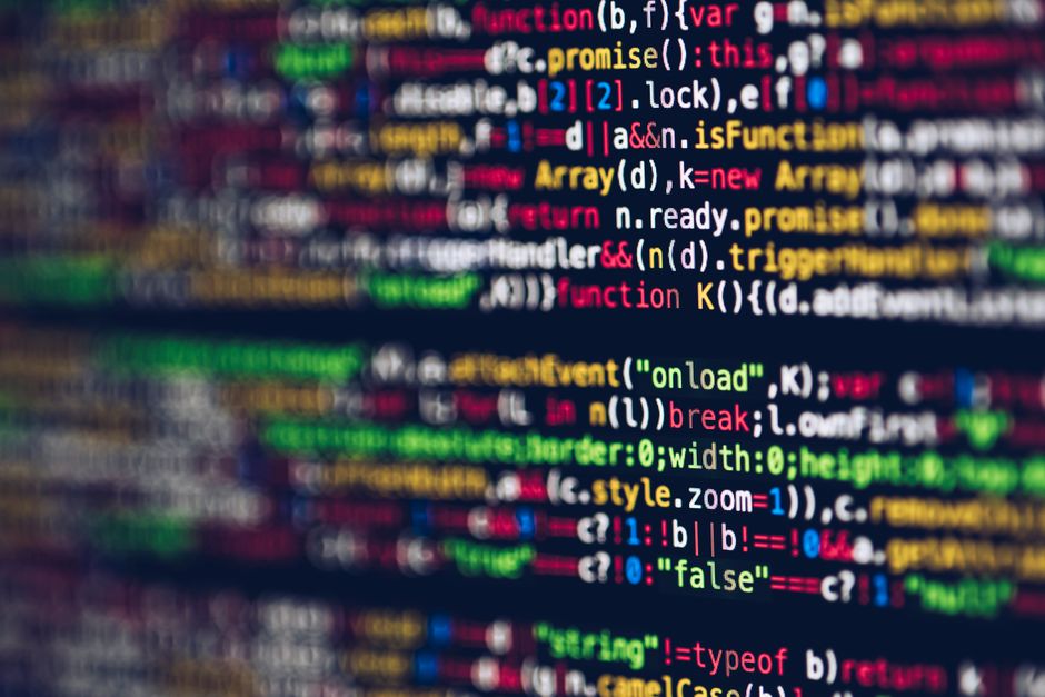 Zamagljeni prikaz šarenog programskog koda na ekranu