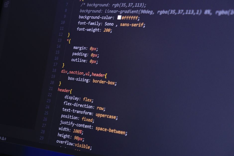 CSS code prikazan na ekranu računala s tehnološkim konceptima