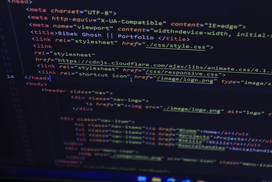 Isječak HTML i CSS koda na zaslonu računala, tema web programiranja