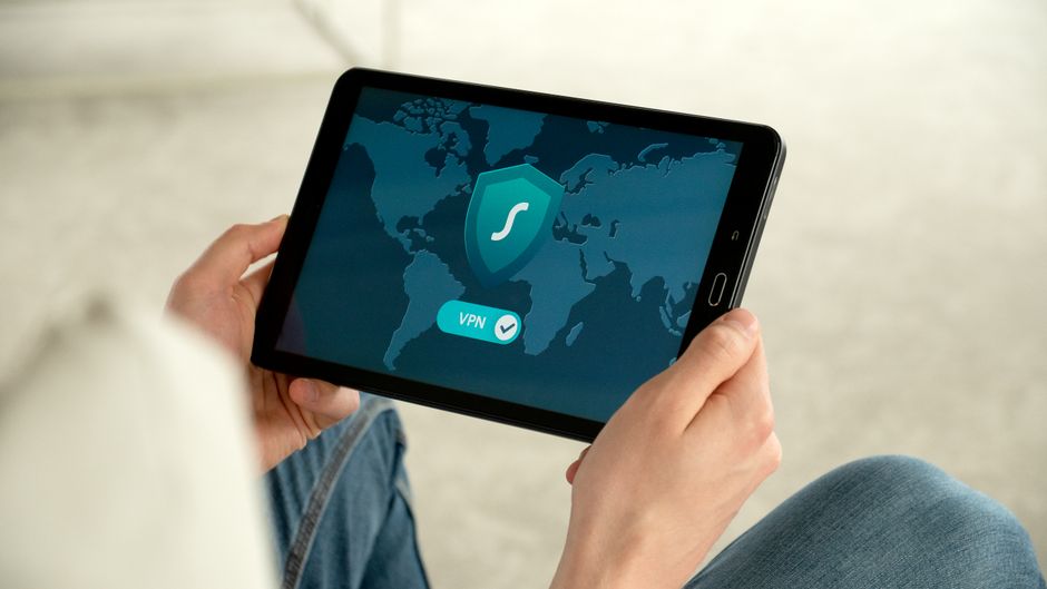 Osoba drži tablet s ekranom za VPN povezivanje radi sigurnog pristupa internetu
