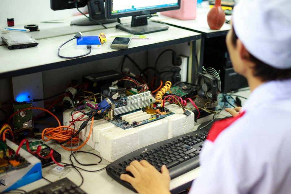 Tehničar u laboratorijskoj uniformi radi na računalnim komponentama