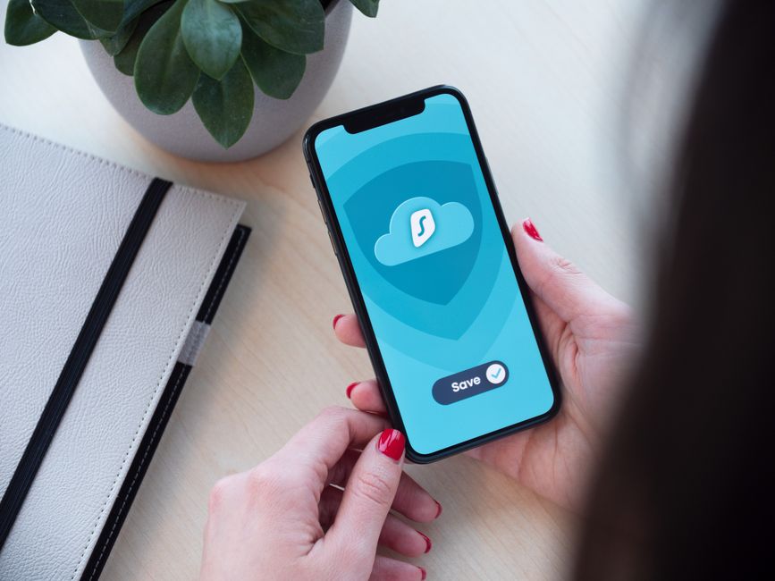 Žena koristi sigurnu mobilnu aplikaciju, prikazuje enkripciju podataka na pametnom telefonu